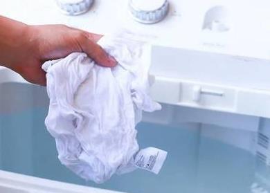 衣物污渍难去除?衣物清洁技巧，轻松搞定顽固污渍