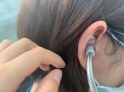 歌手演唱时戴的耳返里有什么声音?